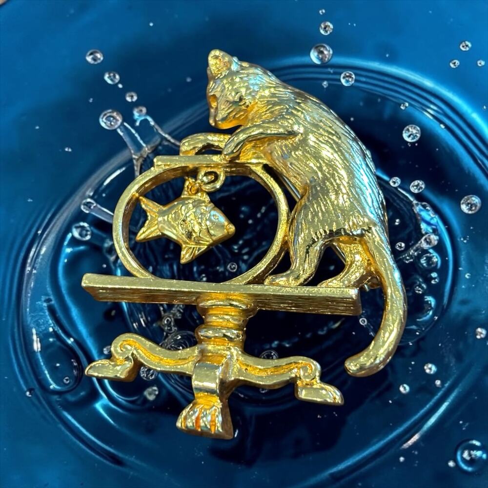 Whimsical Avon Cat & Dangling Fish Brooch Gold Tone Vintage Kitty Fishbowl Pin